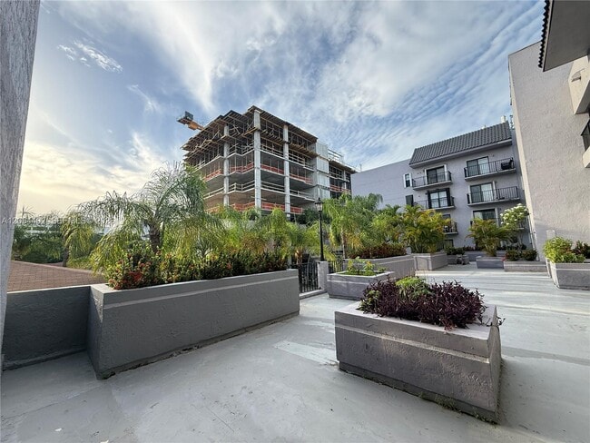 Building Photo - 777 SW 9th Ave