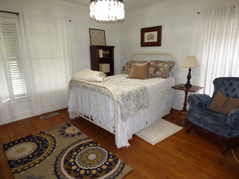 bed 1 - 116 Phillips St
