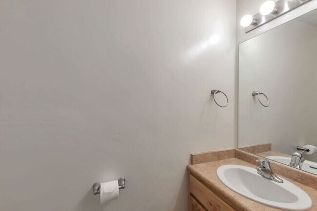 Building Photo - Stunning Saratoga Springs Townhome