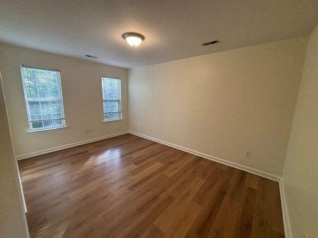 Building Photo - 3 Bed 3 Bath Garage Apartment Home