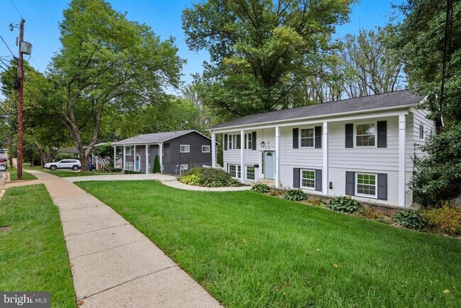 Building Photo - 5023 King Richard Dr