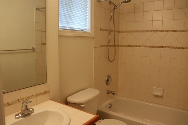 Building Photo - Beautiful 2 Bed/2 Bath Townhouse in Pinehu...