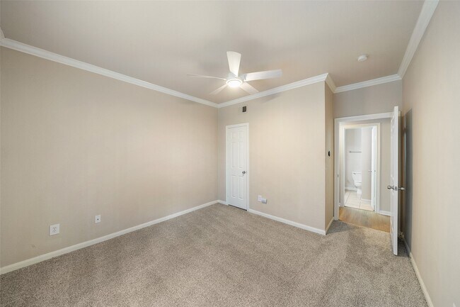 Building Photo - 2255 Braeswood Park Dr