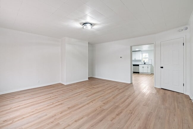 Building Photo - 2 bed 1 bath - all updated, central air, laundry, great location