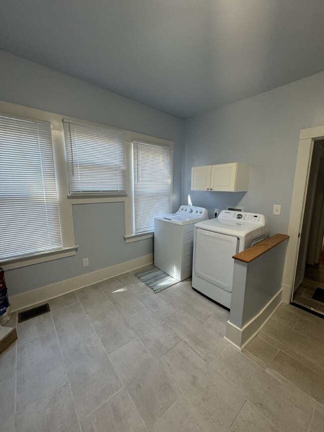 Building Photo - 4 bedroom 3 bath Springfield home with Off street parking