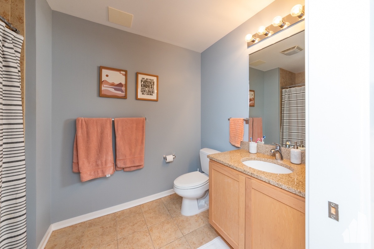 Building Photo - 1 E 8th St