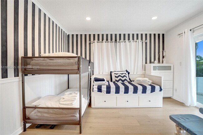 Building Photo - 2889 NE 35th St