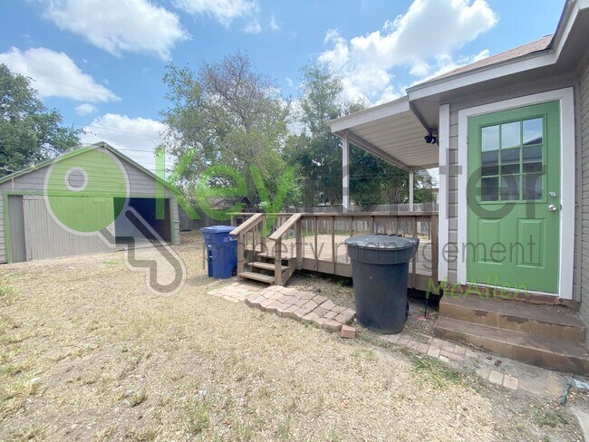 Building Photo - 2Bed/1Bath w/office in Central Mcallen ( Laurel and 10th )