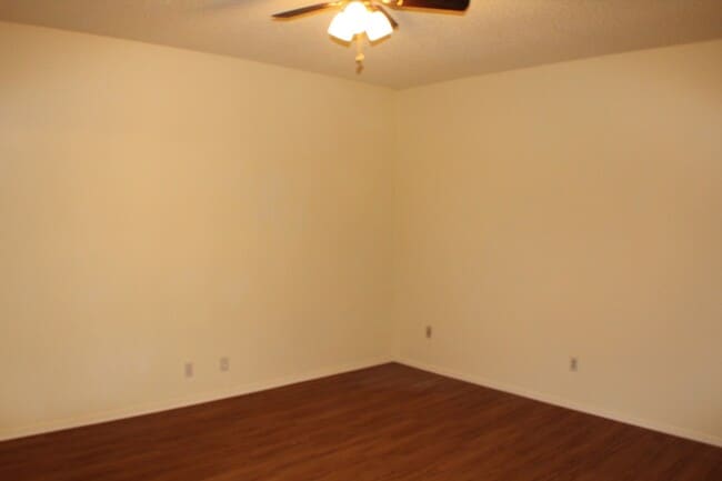 Building Photo - Gorgeous garden style home in San Antonio. Realtor Commission: $300