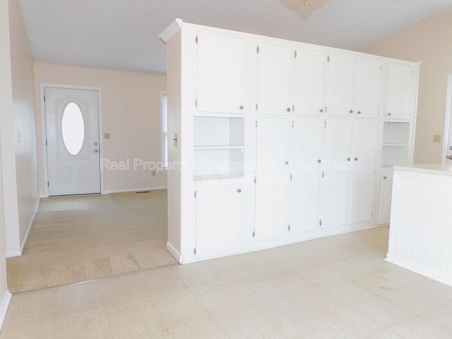 Building Photo - 905 Tipperary Dr