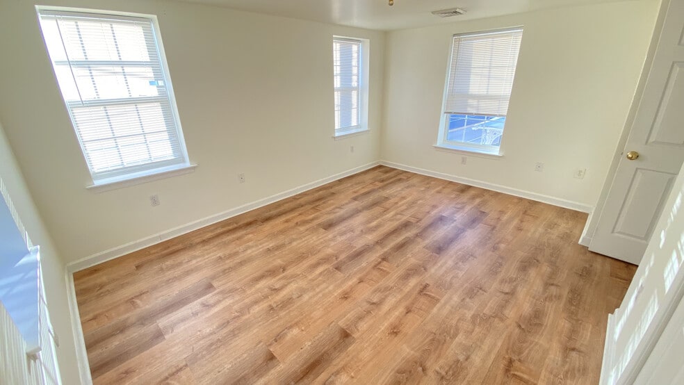 Building Photo - 1294 N Mountain Rd