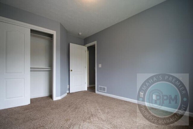 Building Photo - Beautiful 3Bd/2Ba Split entry in Omaha!