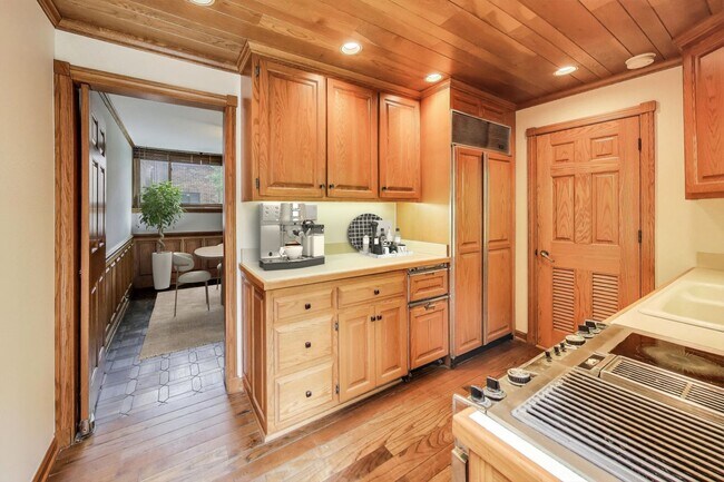 Building Photo - UIC Area 3-Bedroom Checks All the Boxes