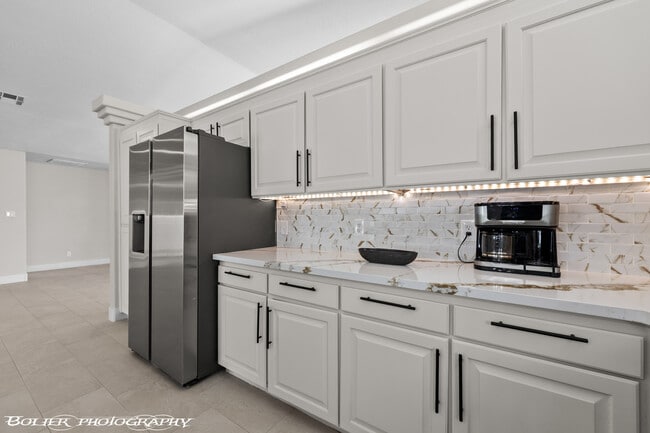 Building Photo - 931 Chaparral Dr