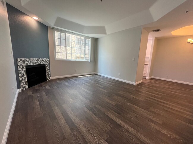 Interior Photo - 114 North Doheny Drive