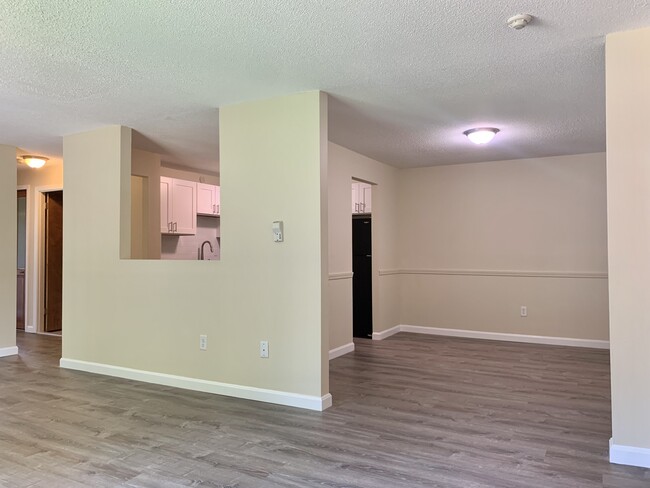 Spacious living room/ dining space - 390 Great Rd