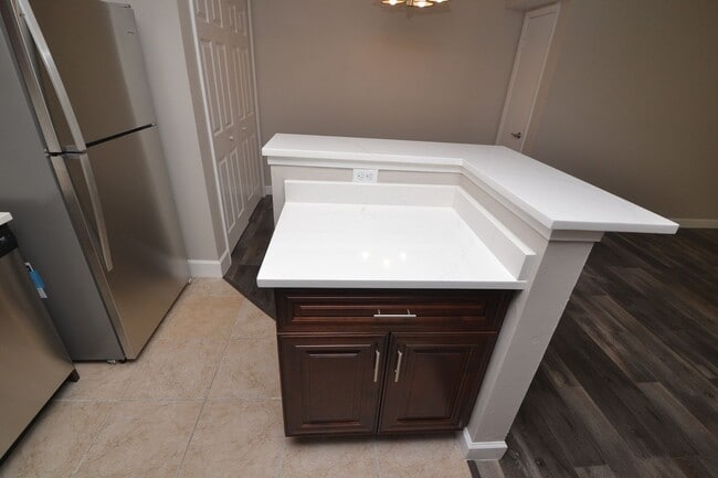 Building Photo - 1/1 Condo in Altamonte Springs ~ Gated Lak...