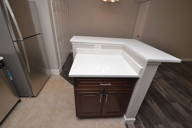 Building Photo - 1/1 Condo in Altamonte Springs ~ Gated Lakefront Community ~ LVP Flooring & Updated Kitchen/Bath!