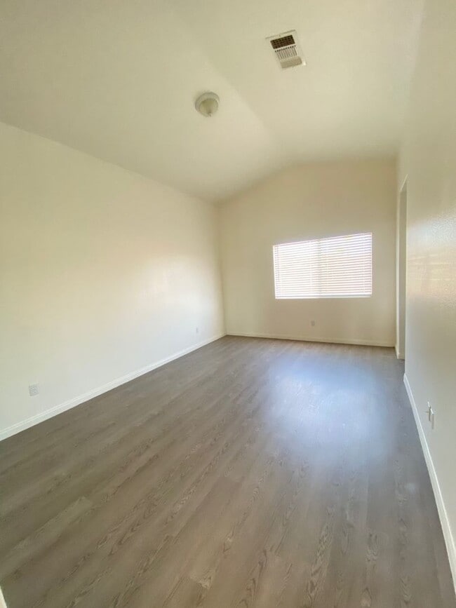 Building Photo - AVAILABLE NOW $200 off First Month Rent