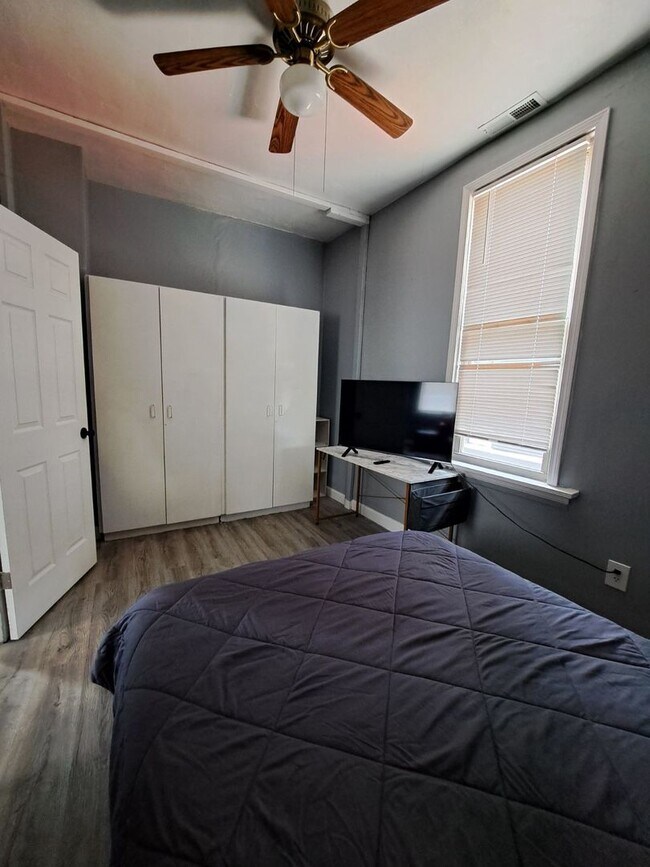 Building Photo - 3128 N Clybourn Ave