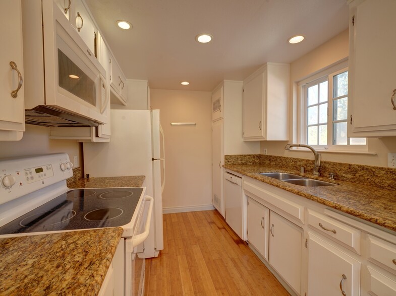Building Photo - 1750 Prefumo Canyon Rd