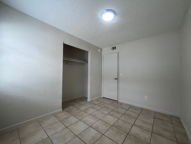 Building Photo - 7108-7108 S Kissimmee St