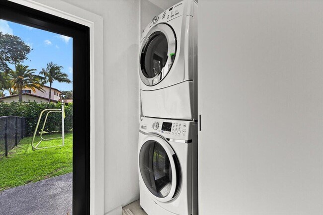 Building Photo - 1049 W Palmetto Park Rd