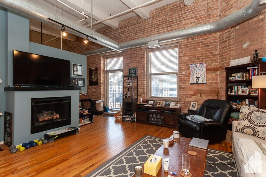 Primary Photo - 420 S Clinton St