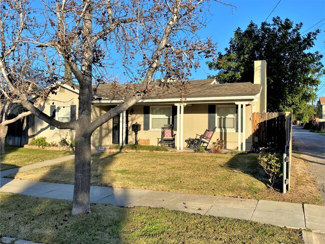 Building Photo - Redlands Cottage Near University