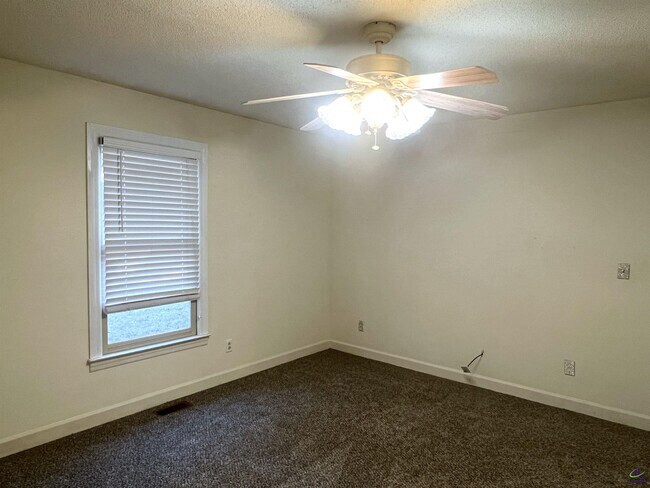 Building Photo - 115 Wedgewood Ct