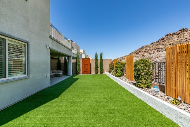 Building Photo - Luxury Rental with Mountain Views in Gated Henderson Community