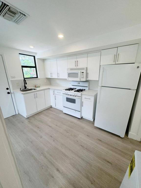 Building Photo - 445 SW 3rd St