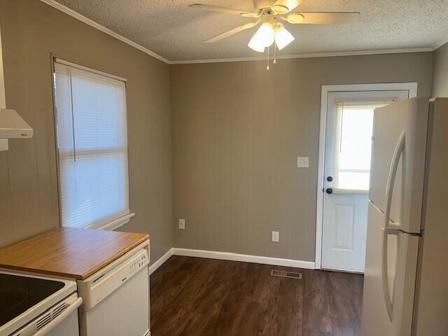 Building Photo - 5025 Lake Cir Dr NE