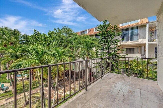 Building Photo - 6890 N Kendall Dr