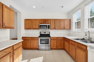 Building Photo - 770 Millbrae Ct