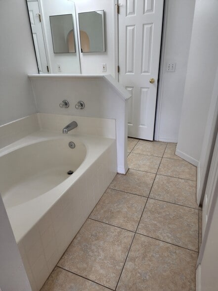 Master Bathroom - 4100 Mendenwood Ln