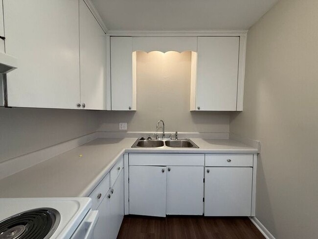 Building Photo - 2 Bedroom Unit was recently renovated. Live walking distance from the downtown square or steps fr...