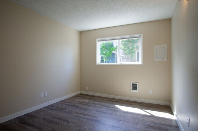 Building Photo - Spacious 2 Bedroom with Stylish Updates + A/C, W/D, D/W!