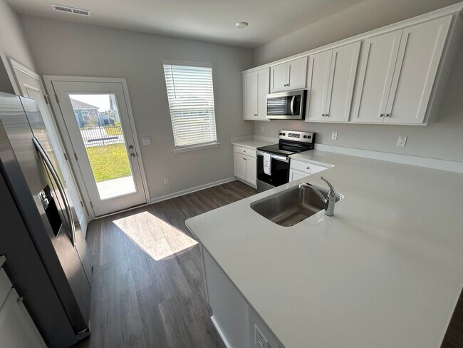 Building Photo - Brand new home with community amenties nes...