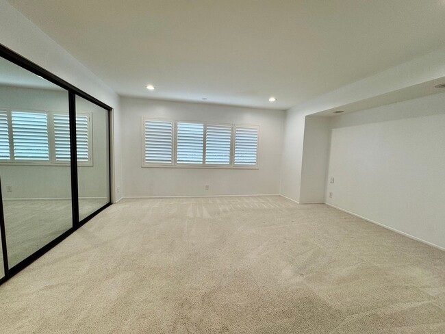 Building Photo - Stunning Tri-Level Townhome in Culver City