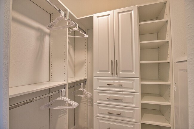 Building Photo - Golf Transfer 2-Bedroom 2-Bathroom First Floor Condo in the desirable Wellen Golf and Country Clu...