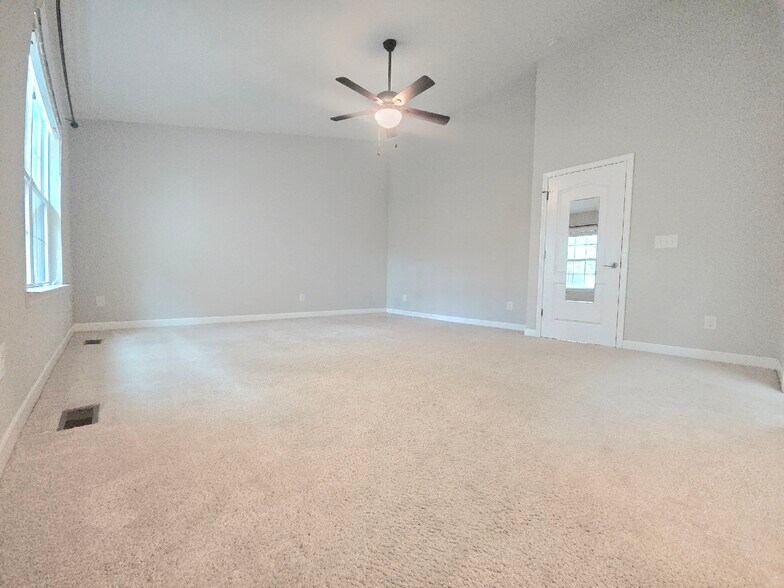 Master bedroom with high ceilings - 1207 Heritage Links Dr