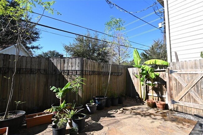 Building Photo - 3 Bed Single-Family Home in Timbergrove Terrace 77008 in Gated Community
