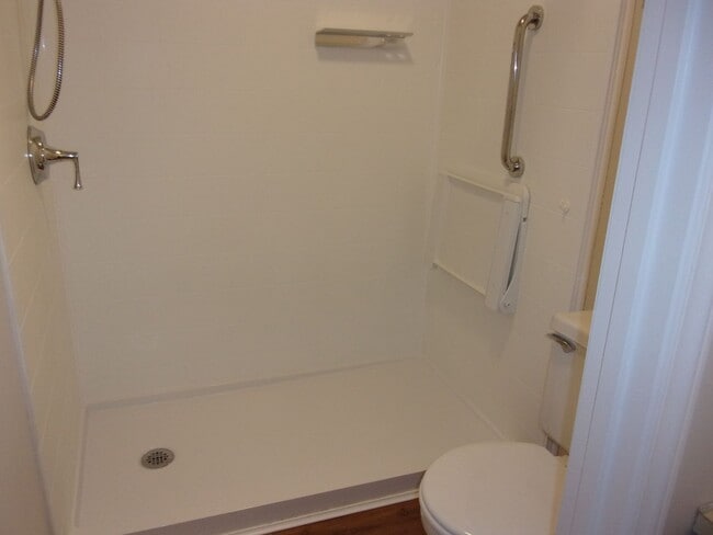 Building Photo - Beautiful 3 Bedroom 2 Bath Ground Level Condo in Tall Oak Villas