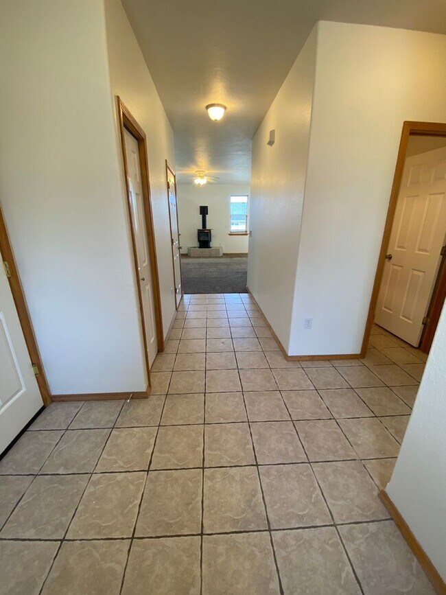 Building Photo - April Rent FREE - Triple Car Garage