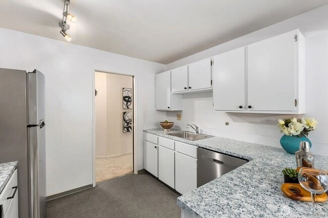 Building Photo - 3 Bedroom 2 Bathroom Plus Parking