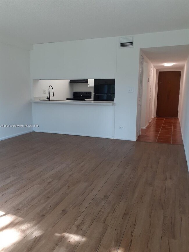 Building Photo - 3670 Inverrary Dr