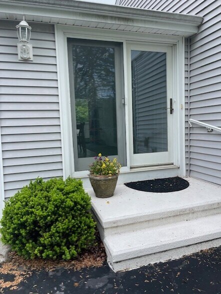 entrance to three season room - 171 Derby Ave