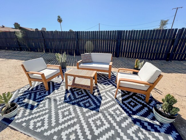 Building Photo - Fully Furnished 4 Bedroom in Sunmore Estat...