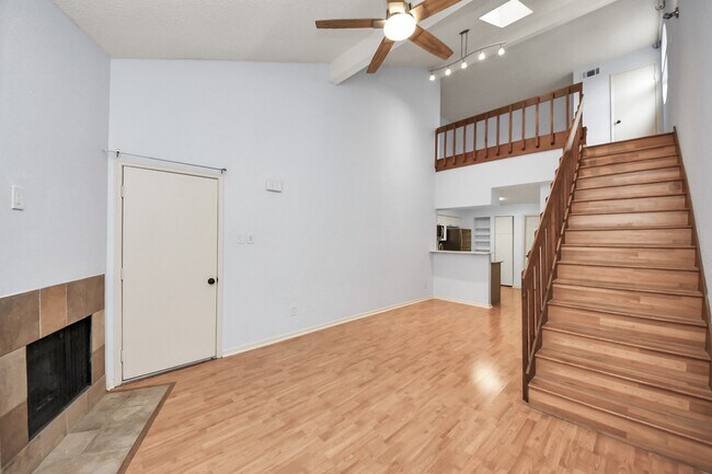 Building Photo - 2425 Holly Hall St